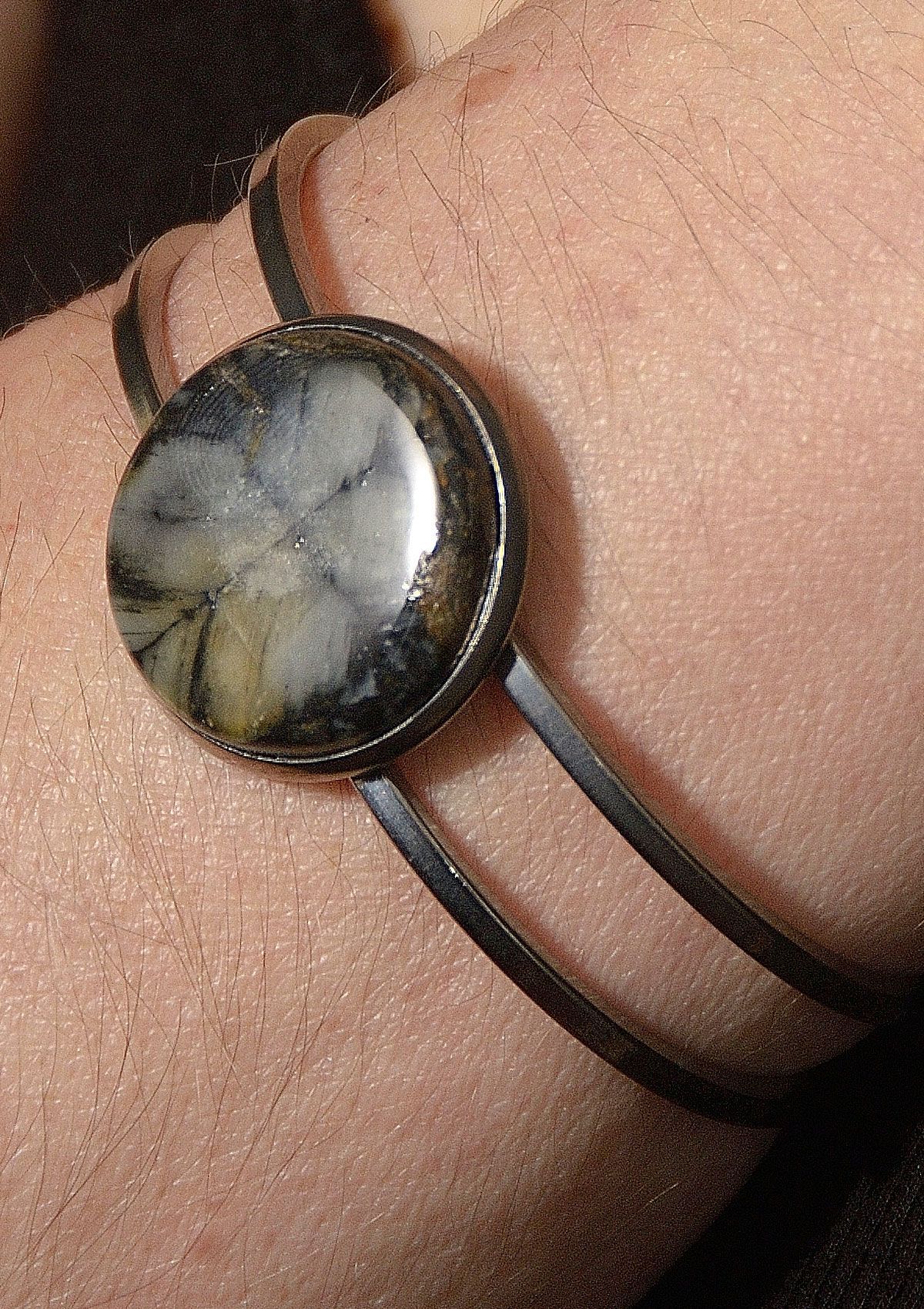 Lavirola quiastolita-redonda-pulsera-metal-muelle-inox