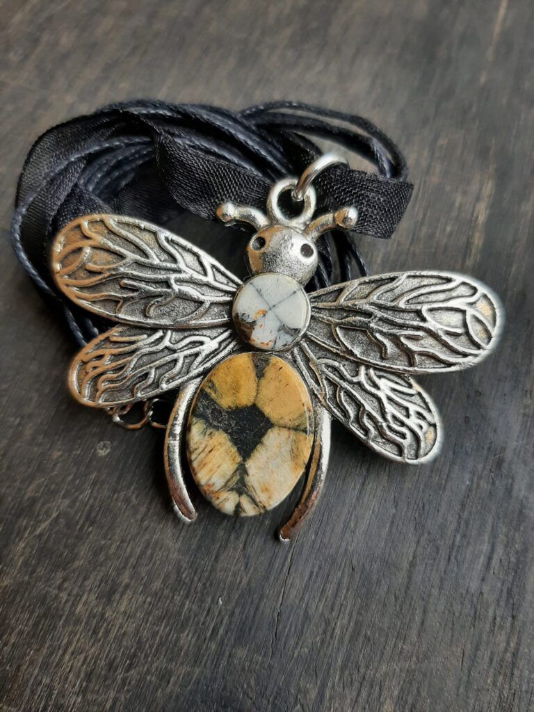 Lavirola Quiastolita Colgante abeja