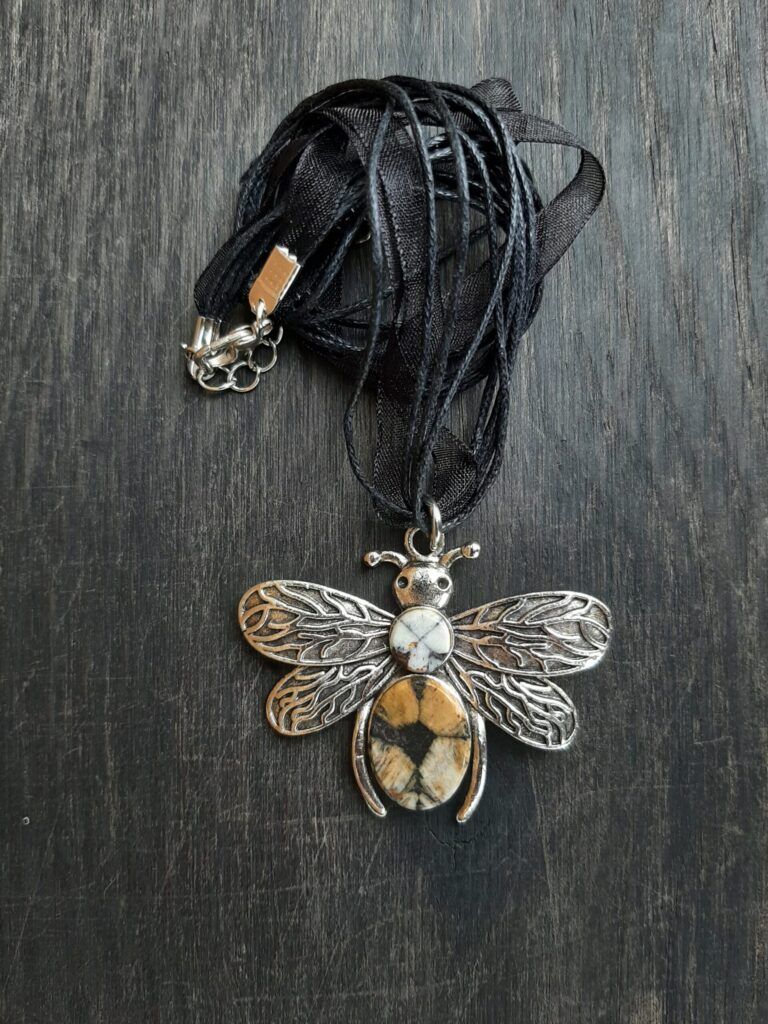 Lavirola Quiastolita Colgante abeja
