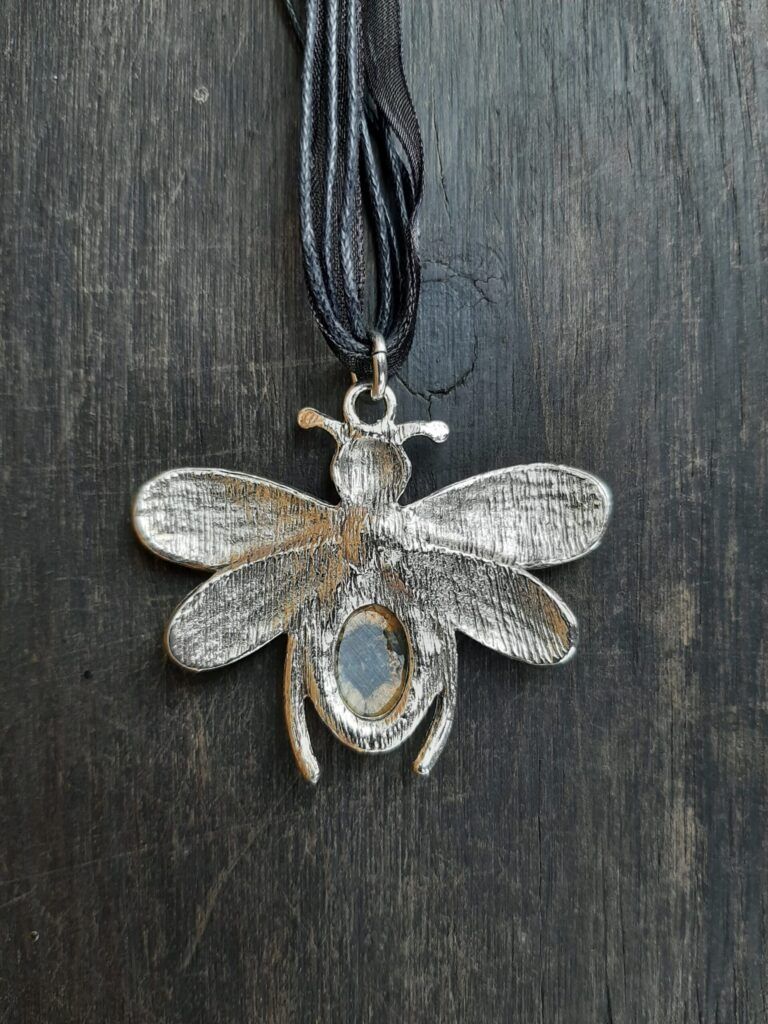 Lavirola Quiastolita Colgante abeja
